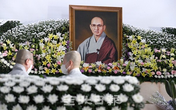 대한불교 조계종 총무원장을 두번이나 지내며 한국 현대 불교사의 산증인인 송월주 대종사가 22일 김제시 금산사에서 열반해 스님들이 분향소가 설치된 금산사 처영기념관에서 이야기를 나누며 고인을 기리고 있다. /사진 = 오세림 기자