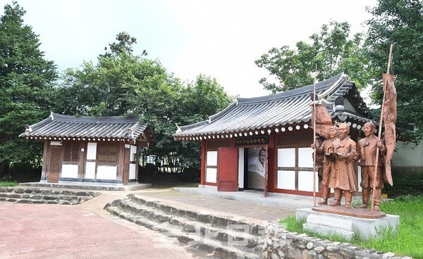 순창군 쌍치면 전봉준 장군 피체지에 조성된 '녹두장군 전봉준관'에 창의문을 선포하는 전봉준 장군 동상이 서있다. /사진 = 오세림 기자