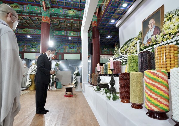 문재인 대통령이 23일 오후 전북 김제시 금산사에서 전날 열반한 조계종 전 총무원장 월주(月珠)스님을 조문하고 있다. /청와대 제공.