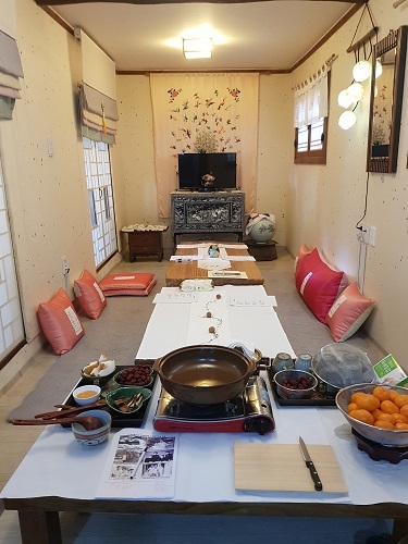 이병기, 박목월, 김영랑, 김남조, 박두진 등 당대 시인들의 사랑방 역할을 하던 비사벌 초사