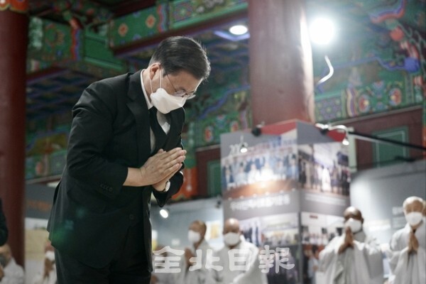 문재인 대통령이 23일 전날 열반한 조계종 전 총무원장 월주스님의 빈소가 마련된 김제 금산사를 찾아 조문하고 있다. /사진제공 = 청와대