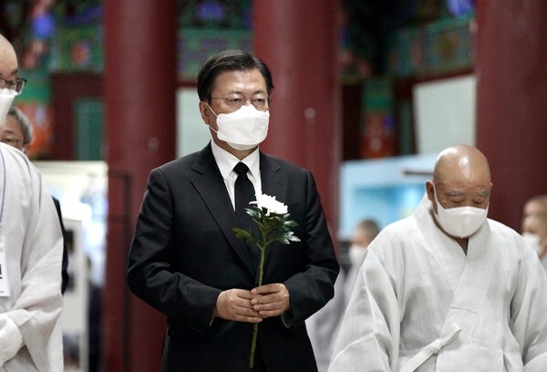 문재인 대통령이 23일 전날 열반한 조계종 전 총무원장 월주스님의 빈소가 마련된 김제 금산사를 찾아 조문하고 있다. 사진제공=청와대