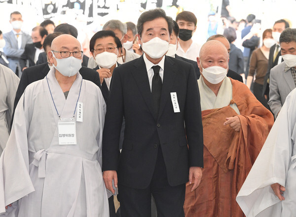 더불어민주당 대선 경선 후보인 이낙연 전 총리가 25일 조계종 전 총무원장 월주스님의 조문을 위해 스님들의 안내를 받으며 빈소에 들어서고 있다. 오세림 기자