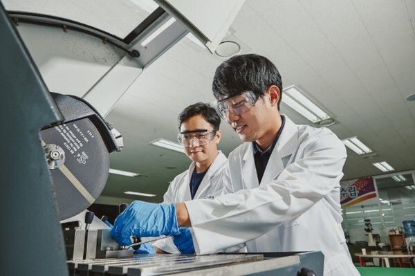 화재 원인 감식 실험 중인 연구원 /사진 제공 = 한국전기안전공사