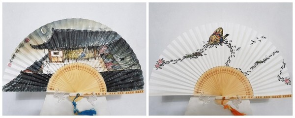 코로나 소견 2, 합죽선 위에 수묵채색, 2021(좌) / 행진, 합죽선 위에 수묵채색, 2021(우)