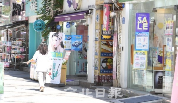 현행법상 냉방 중 문을 열고 영업하면 과태료 대상이지만 코로나19 확산 방지를 위해 2시간마다 1회 이상 환기가 필요하다는 방역당국의 지침을 악용해 26일 전주시 고사동 상점들이 대부분 문을 열어 놓고 영업하고 있다. /사진 = 오세림 기자