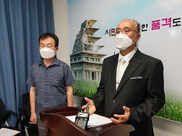 익산시교향악단 이경호 지휘자(오른쪽)와 권성식 사무국장이 27일 익산시청 기자실에서 기자회견을 열고 앞서 기자회견을 한 6개 음악단체의 주장을 정면으로 반박했다.