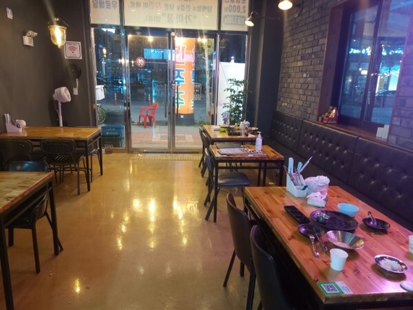 26일 오후 9시 30분, 손님들이 떠난 전북혁신도시의 한 치킨집