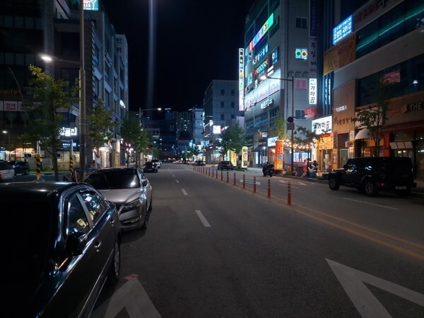 오후 10시, 가게마다 문을 닫기 시작하면서 거리가 텅 비었다