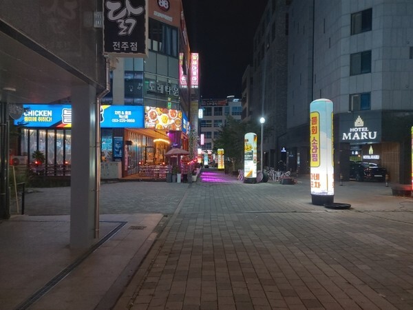 오후 11시, 야외에서 술을 마시던 사람들이 모두 떠나 썰렁하기만 하다