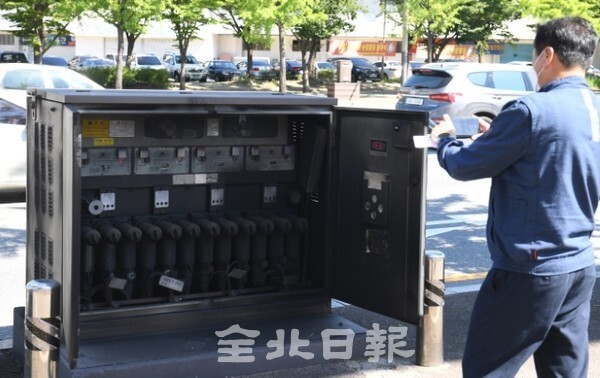 27일 오전 9시경 한전 개폐기가 고장나 전주시 진북동과 금암동 일대가 30여분간 정전되면서 무더위속 냉방기 사용을 못하는 등의 불편이 발생해 한전 관계자가 사고가 발생한 개폐기를 살펴보고 있다. /사진 = 오세림 기자