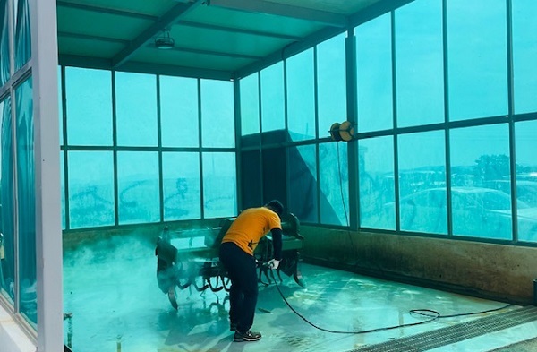 농기계를 세척·소독 하는 모습