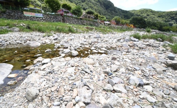 연일 30도가 넘는 폭연이 지속되면서 계곡물마저 말라버려 계곡 주변 식당과 펜션 업주들이 울상이다. 28일 완주군 동상면 은천계곡이 자갈밭으로 변해 있다. /사진 = 오세림 기자