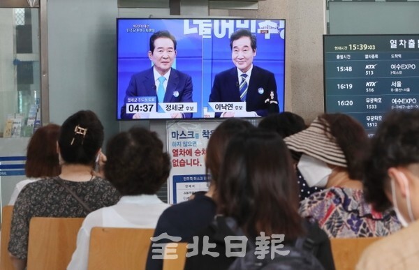 28일 전주역에서 시민들이 제20대 대통령 선거 더불어민주당 후보자 토론회를 지켜보고 있다. /사진 = 조현욱 기자