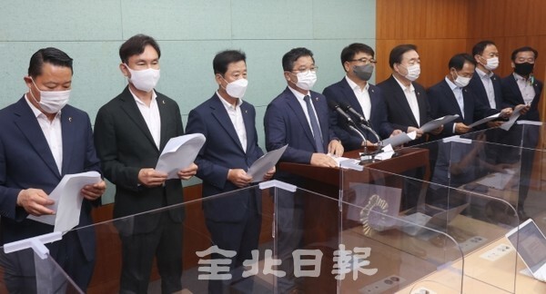 전북도의회 문화건설안전위원회(위원장 이정린) 위원들이 28일 전북도의회에서 댐 하류 수해 피해원인 조사용역 전면 수정 요구 기자회견을 하고 있다. /사진 = 조현욱 기자