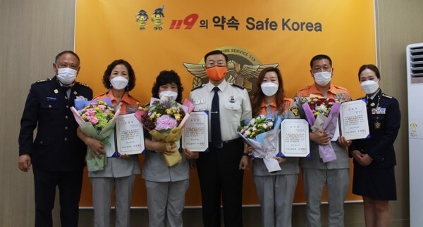 익산소방서가 29일 수해복구활동 유공 의용소방대원에게 감사패 및 표창을 수여했다. /사진 제공 = 익산소방서