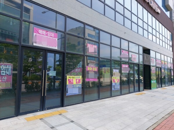 전북혁신도시 한 상가에 임대 안내문이 도배돼 있다