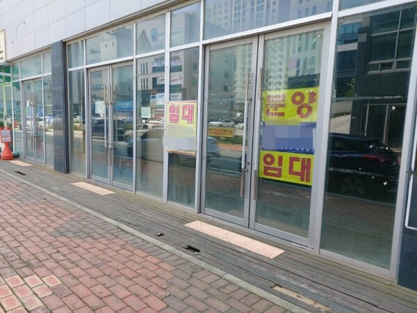  유동인구가 상대적으로 적은 골목길 빈 상가