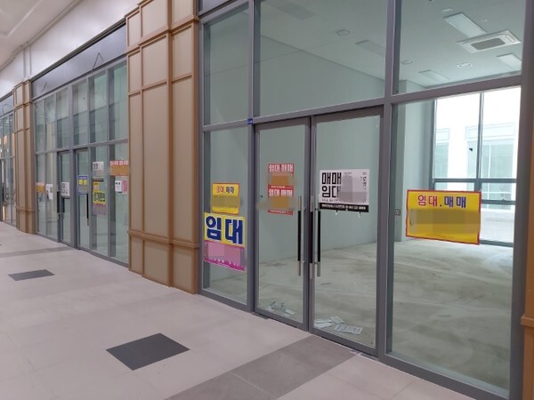 A주상복합 쇼핑공간 곳곳에 임대 안내문이 걸려 있다