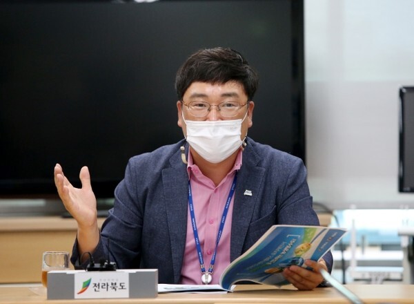 신원식 전북도 농축산식품국장이 그린바이오 벤처 캠퍼스 유치 관련 설명을 하고 있다.