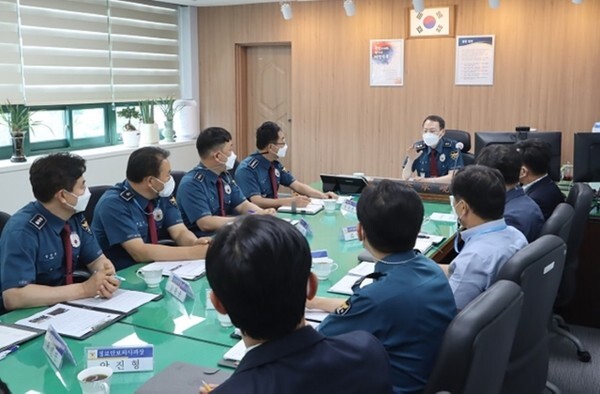 이형세 전북경찰청장이 지난달 30일 익산경찰서를 방문해 업무현황과 근무실태 파악 등 현장점검을 실시했다. /사진 제공 = 익산경찰서