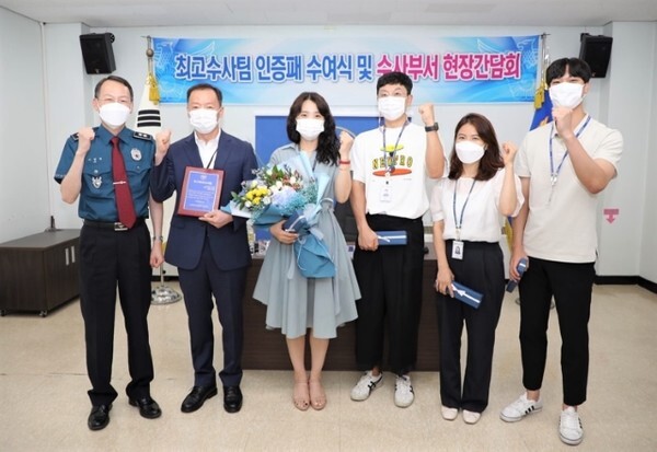 이형세 전북경찰청장이 지난달 30일 전북경찰청 경제수사 분야 1위에 올라 최고수사팀에 선정된 익산경찰서 수사과 경제2팀에게 인증패를 수여했다. /사진 제공  = 익산경찰서