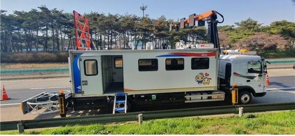 고속도로 유지보수 현장에 투입되는 교통안전 시설물인 이동식교통신호기