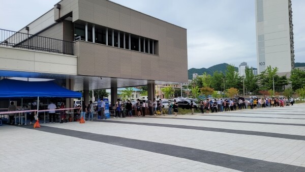 전주시가 예정된 장소 이외에 마련한 전북 긴급재난지원금 추가 접수처(평화2동 한바탕국민체육센터 및 평화주공 4단지)