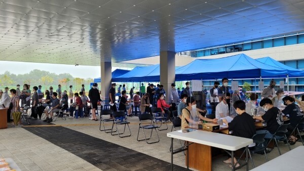 전주시가 예정된 장소 이외에 마련한 전북 긴급재난지원금 추가 접수처(평화2동 한바탕국민체육센터 및 평화주공 4단지)