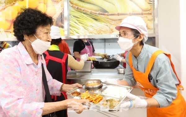 더불어민주당 이낙연 대선 경선후보의 배우자 김숙희 씨가 2일 전주 양지노인복지관에서 어르신들에게 배식 봉사를 하고 있다. /사진 = 조현욱 기자