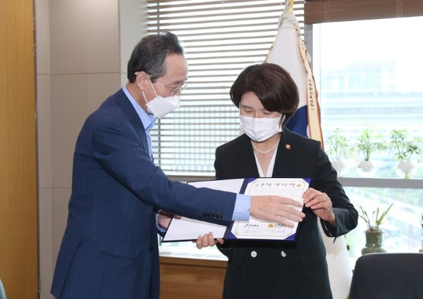  2일 정부세종청사 환경부를 방문한 송하진 전북도지사와 김영록 전남도지사가 한정애 환경부 장관을 만나 지난해 8월 호우에 따른 댐 하류 수해 원인조사용역에 대한 면담을 갖고 공동건의서를 전달하고 있다. /사진제공 = 전북도