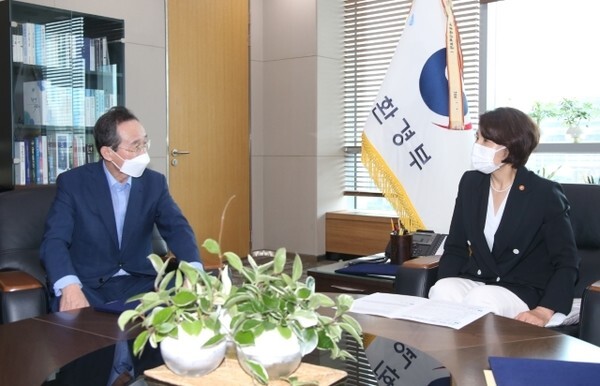  2일 정부세종청사 환경부를 방문한 송하진 전북도지사와 김영록 전남도지사가 한정애 환경부 장관을 만나 지난해 8월 호우에 따른 댐 하류 수해 원인조사용역에 대한 면담을 갖고 공동건의서를 전달하고 있다. /사진제공 = 전북도