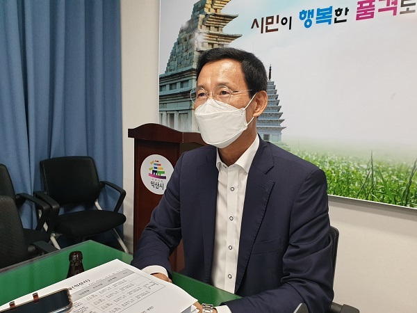 최정호 전 국토교통부 차관이 2일 익산시청 기자실을 찾아 내년 익산시장 선거 출마의 뜻을 밝혔다.