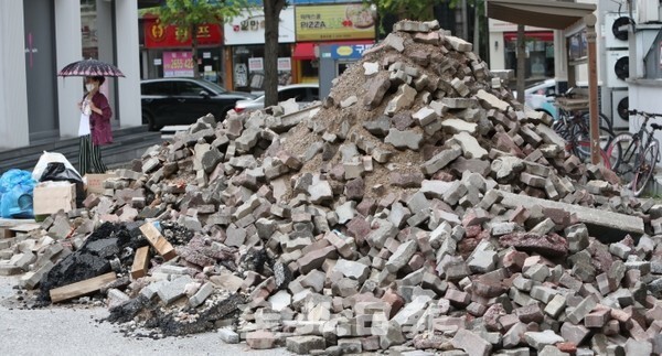 3일 보행로·자전거전용도로 분리 공사가 진행됐던 전주시 유연로 일대에 방치된 공사 자재가 사람 키만큼 쌓여 있다. /사진 = 조현욱 기자