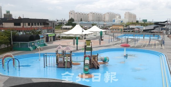 예년 같았으면 휴가철 피서객들로 북적여야 할 군산 야외수영장이 3일 코로나19 확산방지를 위해 운영을 하지 않고 있어 텅 비어 있다. /사진 = 조현욱 기자