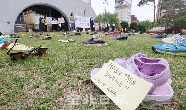 지난 4월 22일 지구의 날을 맞아 전주시청 광장에서 전북시민단체가 기후위기 비상행동 기자회견을 열고 기후 위기에 적극 대응해야 한다고 촉구했다. /사진 = 전북일보DB