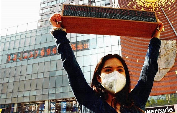 '기후 위기 시계'를 들고 서있는 환경운동가 /사진 = 연합뉴스