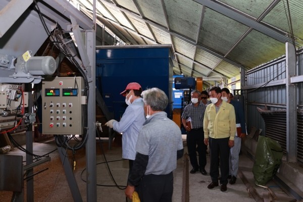 홍삼한우 tmr사료 생산 자동화시설을 찾은 전춘성 진안군수