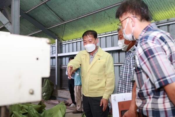 홍삼한우 tmr사료 생산 자동화시설을 찾은 전춘성 진안군수