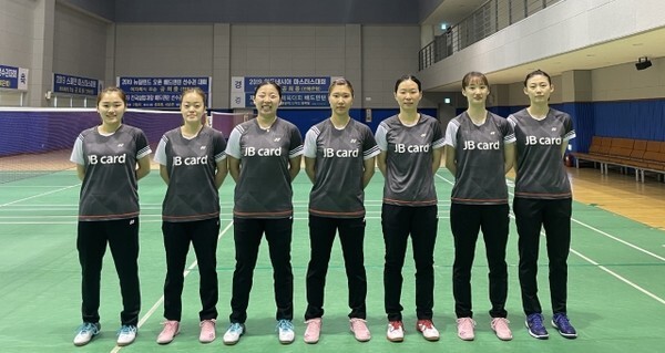 전북은행 배드민턴 여자실업팀 선수들. 왼쪽부터 송현주, 윤민아, 공희용, 성승연, 이장미, 김여름, 김하나 선수 /사진 제공 = 전북은행 배드민턴 여자실업팀