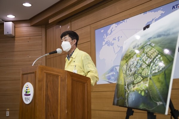 이명천 익산시 건설국장이 5일 브리핑에서 만경강 수변도시 조성을 위한 기본구상 용역 결과와 기대효과 등에 대해 설명했다.