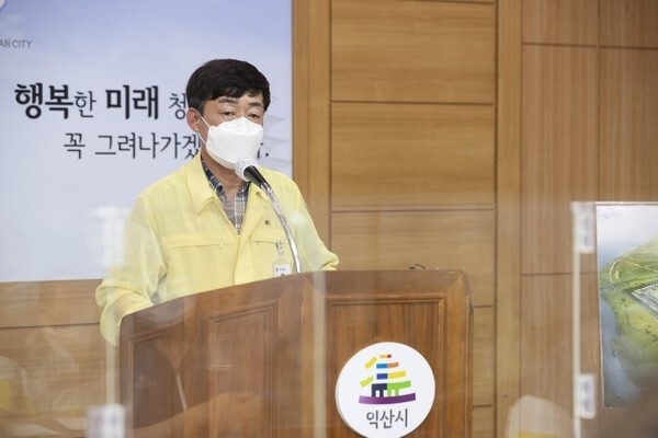 이명천 익산시 건설국장이 5일 브리핑에서 만경강 수변도시 조성을 위한 기본구상 용역 결과와 기대효과 등에 대해 설명했다.