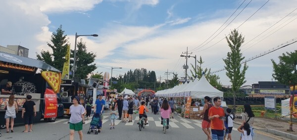 2019년 8월 세종문화예술회관 일원에서 열린 제17회 세종 조치원복숭아 축제에 많은 인파가 몰리고 있다. /사진 제공 = 세종시