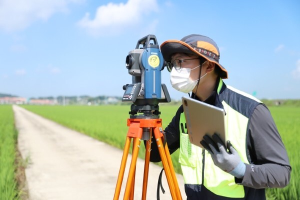 LX한국국토정보공사 직원이 5일 전북 김제에서 ‘모바일 랜디고’ 시연을 하고 있다. /사진 제공 = LX공사