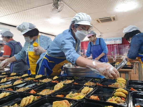 이낙연 더불어민주당 대선 경선 후보의 아내 김숙희씨가 6일 익산의 (사)솔솔송자원봉사대를 찾아 배식봉사를 하며 구슬땀을 흘렸다.