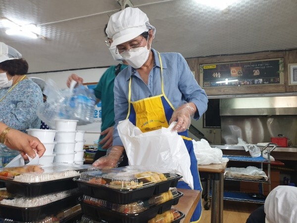 이낙연 더불어민주당 대선 경선 후보의 아내 김숙희씨가 6일 익산의 (사)솔솔송자원봉사대를 찾아 배식봉사를 하며 구슬땀을 흘렸다.