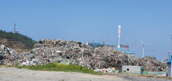 비응항 일대에 방치되고 있는 폐기물