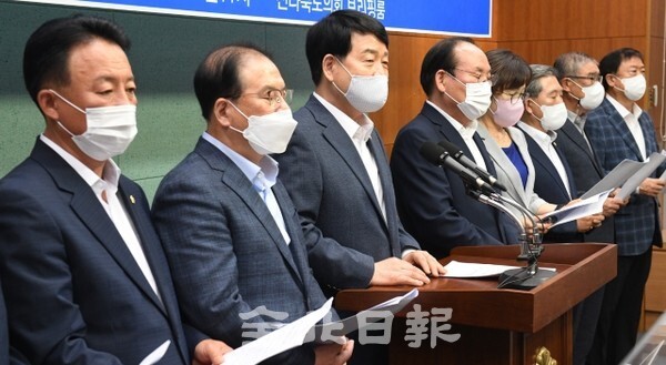 도내 시·군의회 의장 12명은 9일 도의회 브리핑룸에서 정세균 더불어민주당 대선 경선 후보 지지선언을 하고 있다. /사진 = 오세림 기자