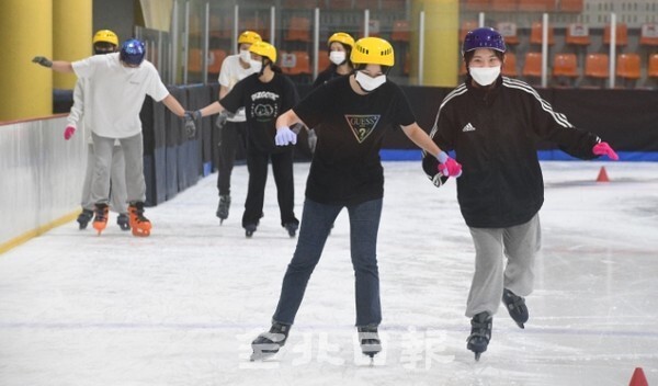 연일 이어지는 폭염에 말복을 맞은 10일 전주화산체육관 빙상경기장을 찾은 시민들이 스케이트를 즐기며 더위를 잊고 있다. /사진 = 오세림 기자