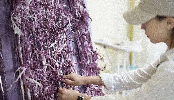 유시라 작가가 작품을 작업하는 모습